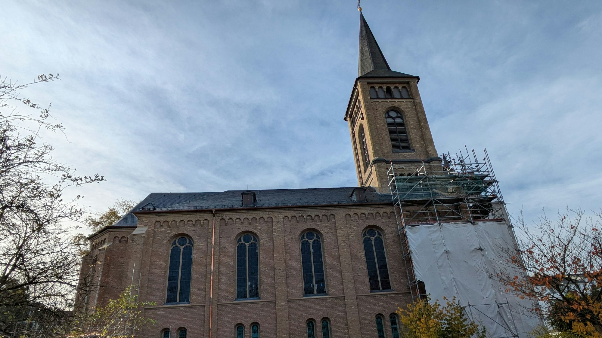 Die Bielertkirche in Opladen mit Gerüsten