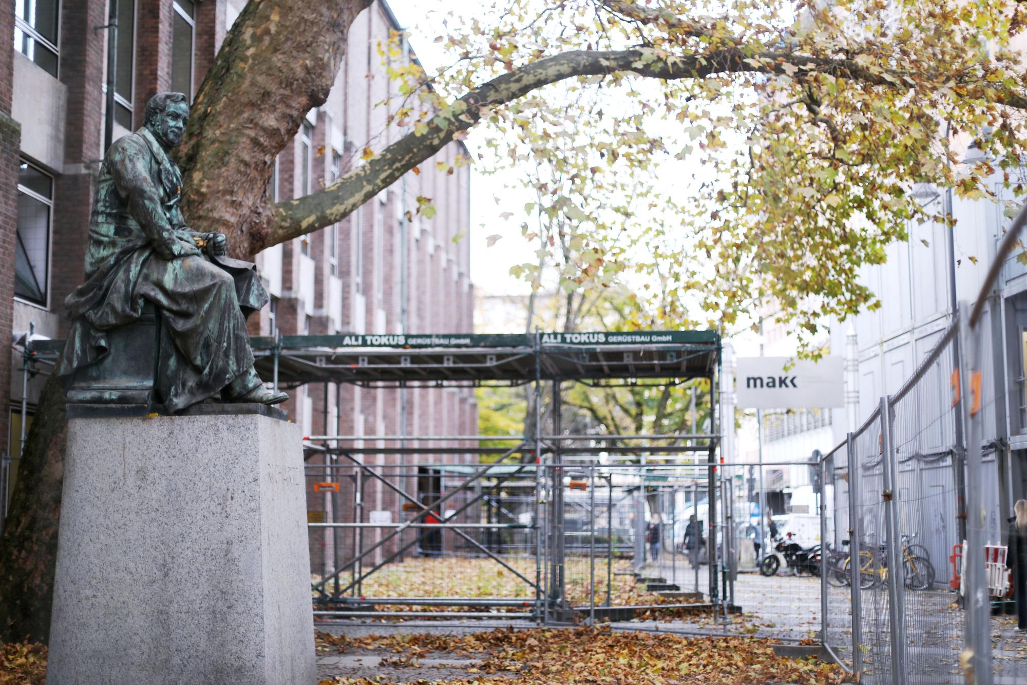 Schutzgerüst und Bauzäune vor dem Eingang zum Museum für angewandte Kunst Köln (MAKK)