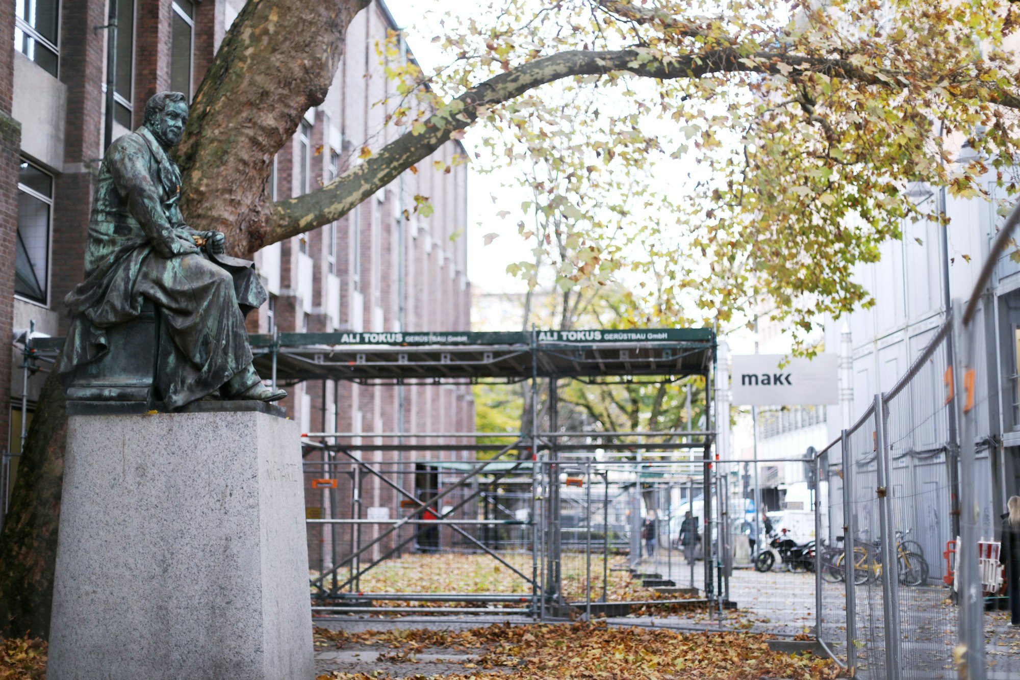 Schutzgerüst und Bauzäune vor dem Eingang zum Museum für angewandte Kunst Köln (MAKK)