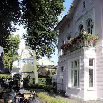 Die ehemalige Direktorenvilla von 1865 ist heute eine schmucke Tagungslocation, zusammen mit dem früheren Vogelhaus gehört sie zum ältesten Baubestand des Zoos.