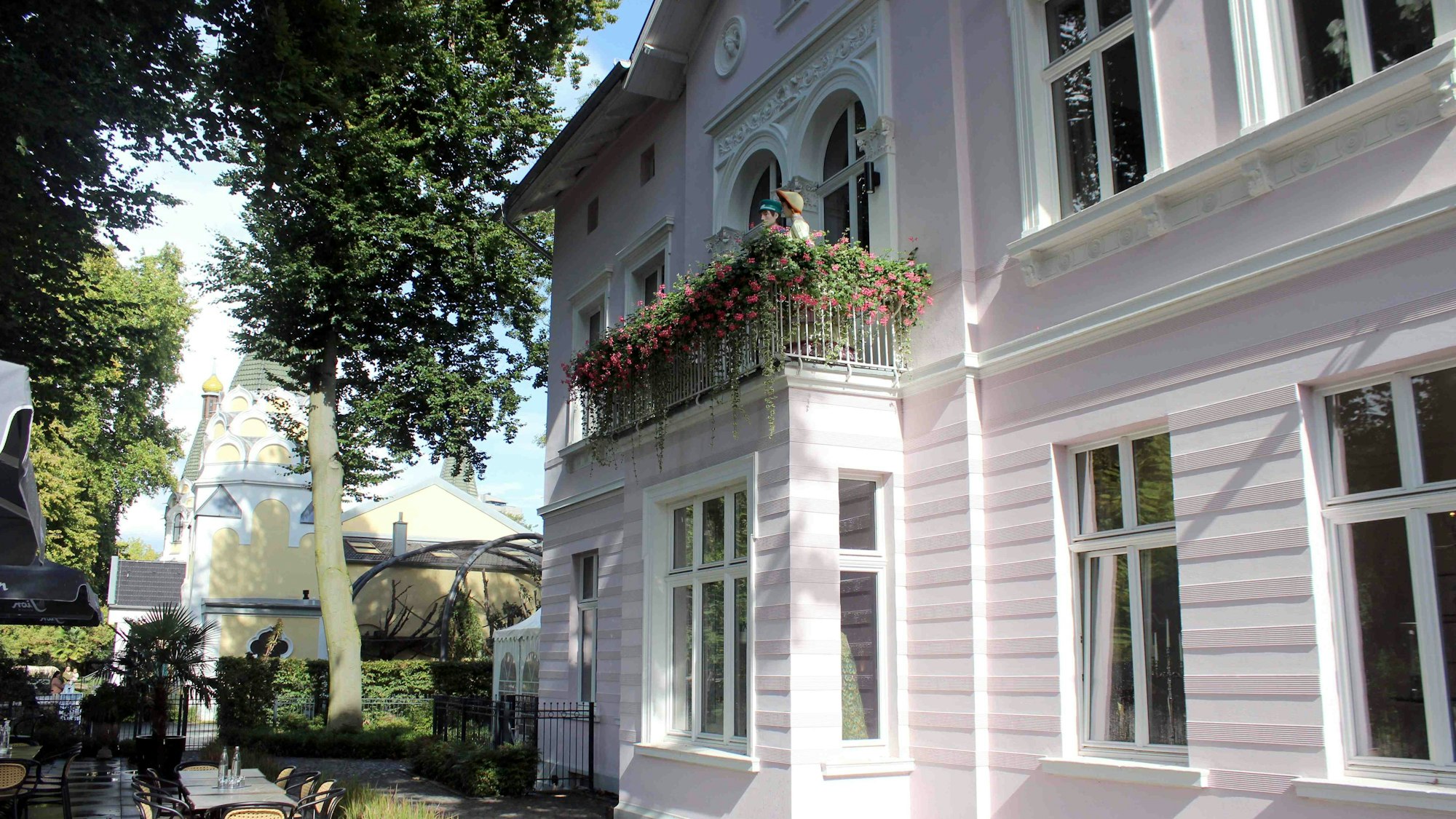 Die ehemalige Direktorenvilla von 1865 ist heute eine schmucke Tagungslocation, zusammen mit dem früheren Vogelhaus gehört sie zum ältesten Baubestand des Zoos.