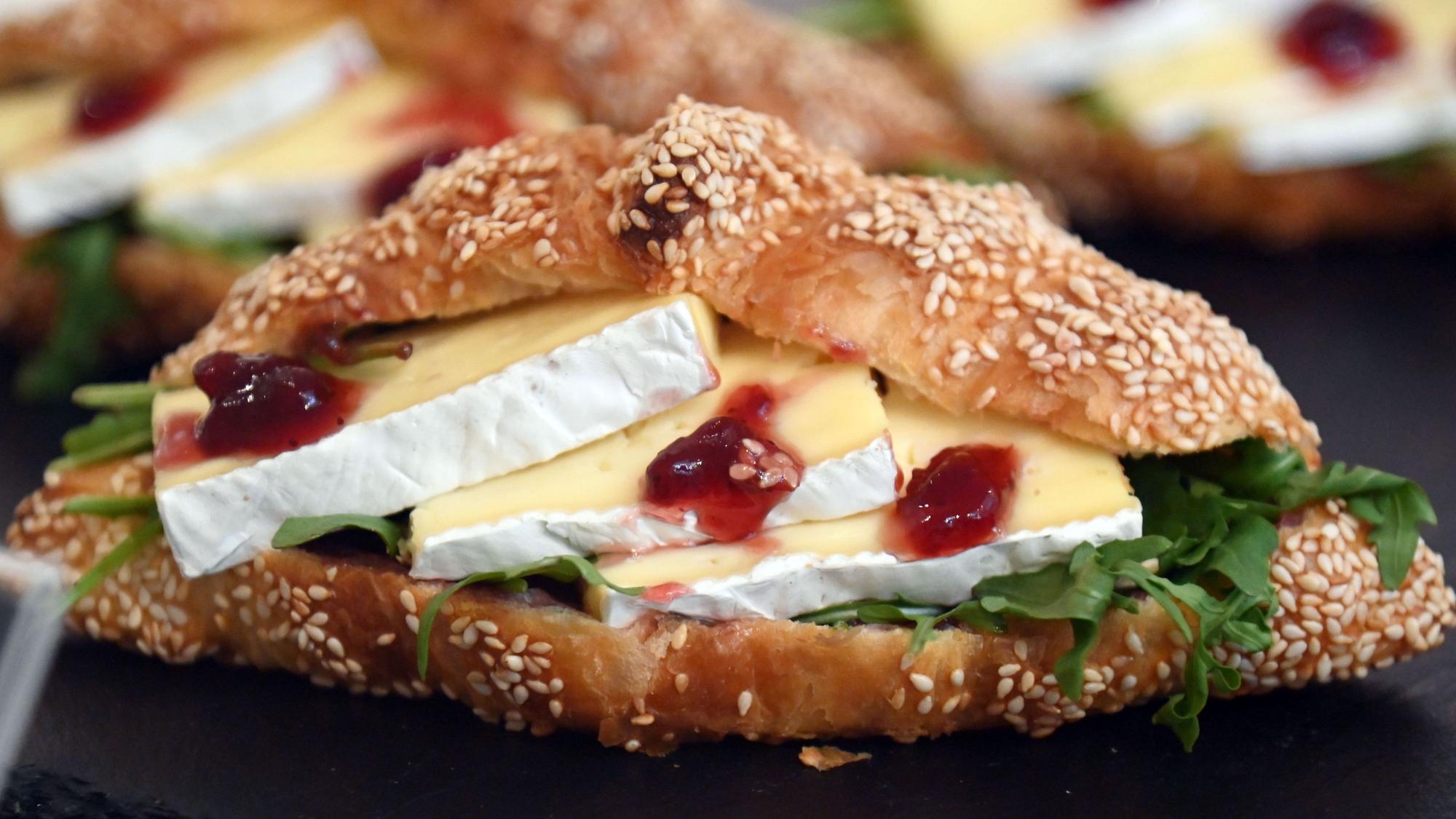 Croissants gibt es in süßer und herzhafter Variante.