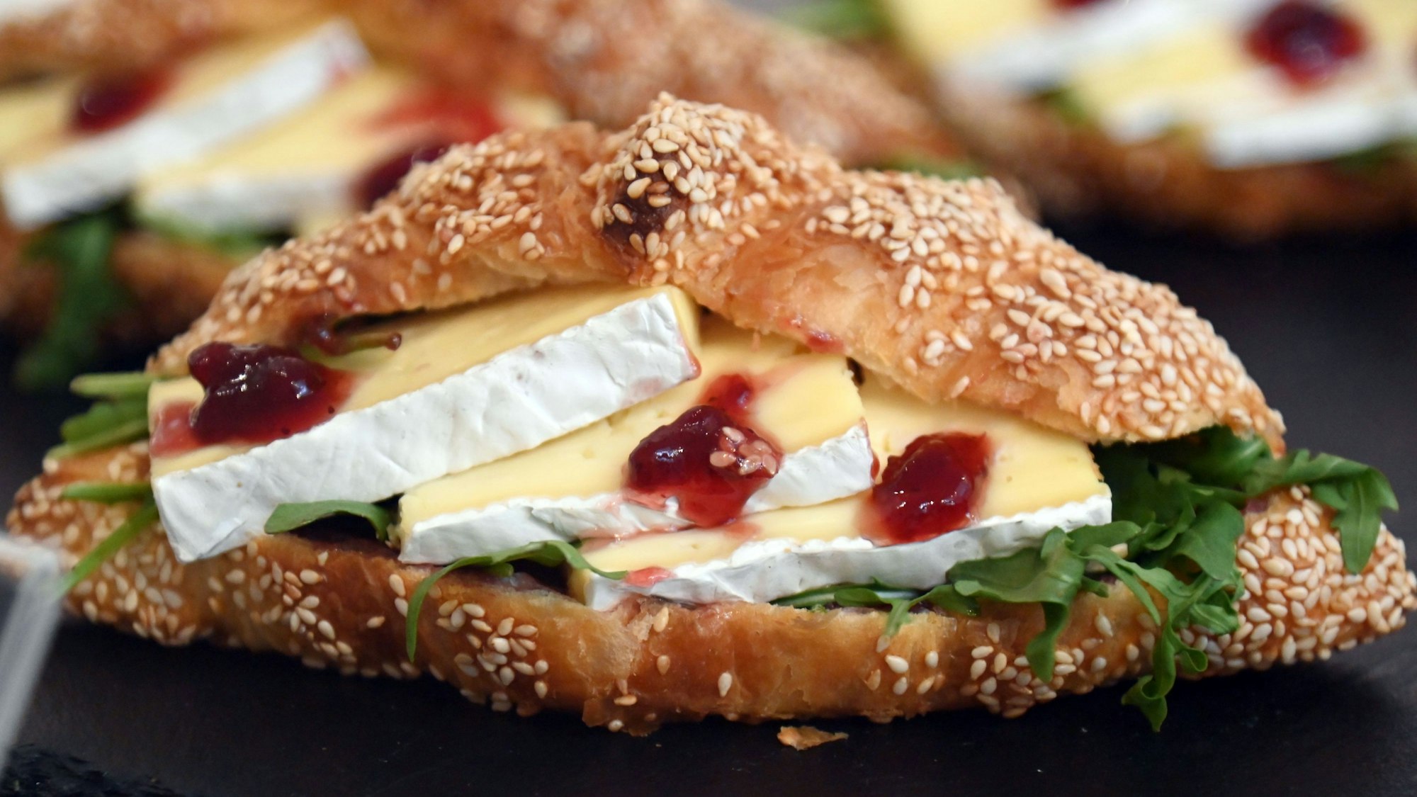 Croissants gibt es in süßer und herzhafter Variante.