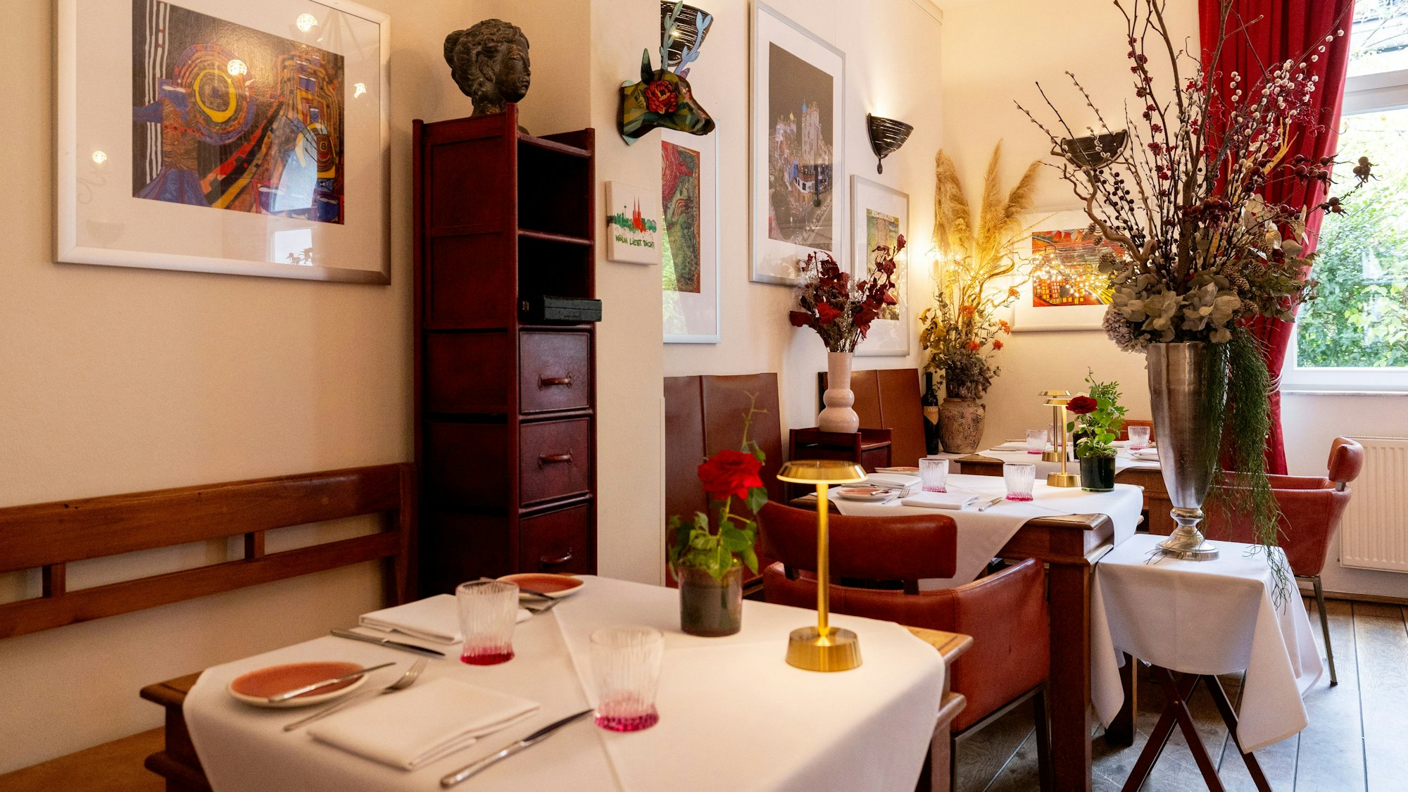 Eingedeckter Gastraum im Grubers zu Mittag