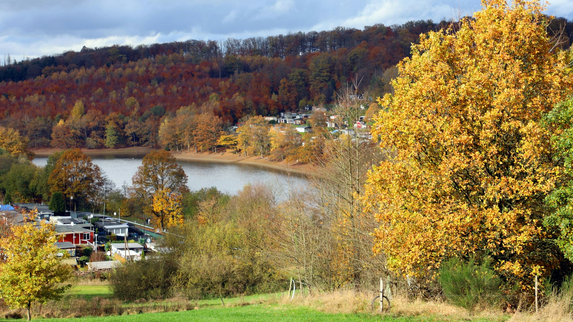 Unweit des Ufers der Lingesetalsperre bei Marienheide sind Dauercampingparzellen zu sehen.