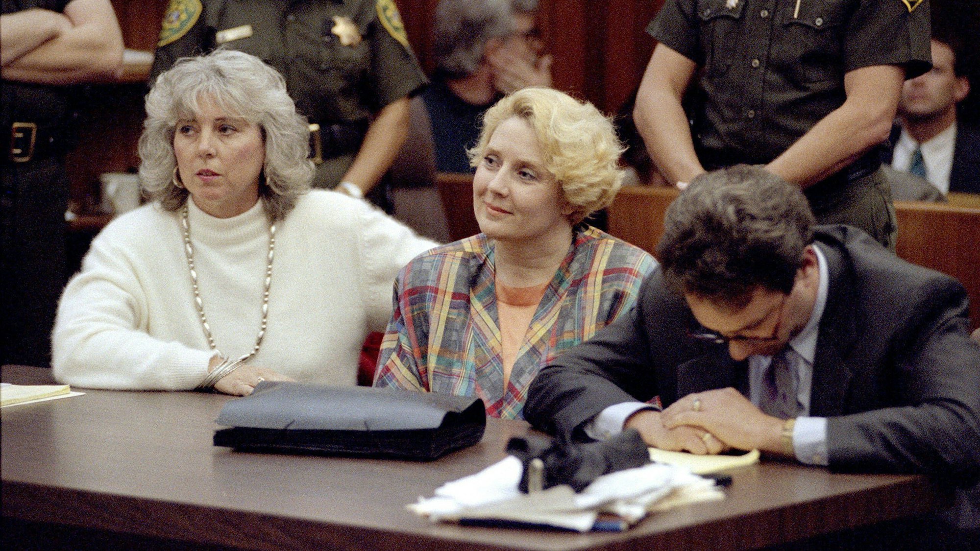 Elisabeth „Betty“ Broderick, 44, lächelt, während die Geschworenen das Urteil verlesen. Ihr Anwalt Jack Earley reagiert deutlich ernster auf die Entscheidung.