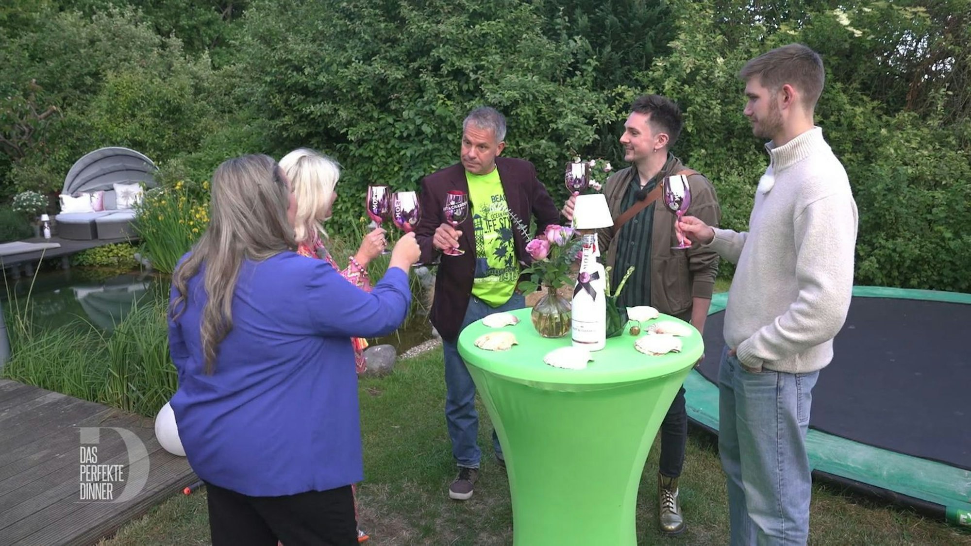 Wie es sich bei einem königlichen Dinner gehört, gibt es Champagner für alle. Von links: Steffi, Betty, István, Marc und Morris.
(Bild: RTL)