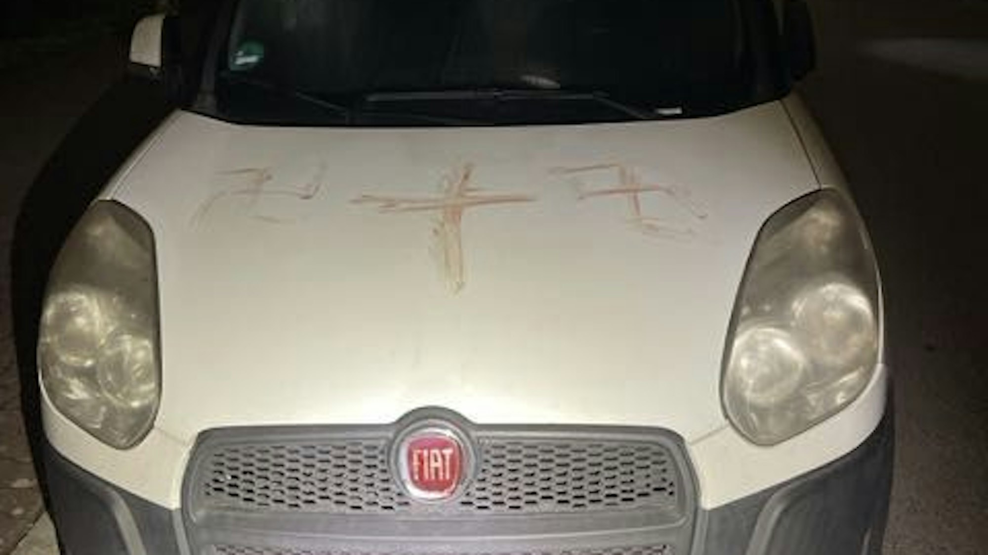 In Hanau wurden zahlreiche Autos mit Hakenkreuzen beschmiert.