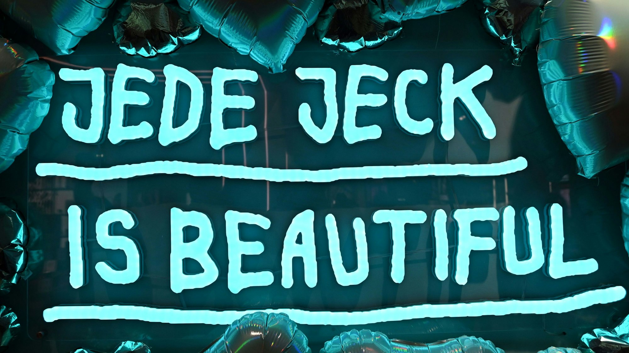 Jede Jeck is beautiful in Leuchtbuchstaben.