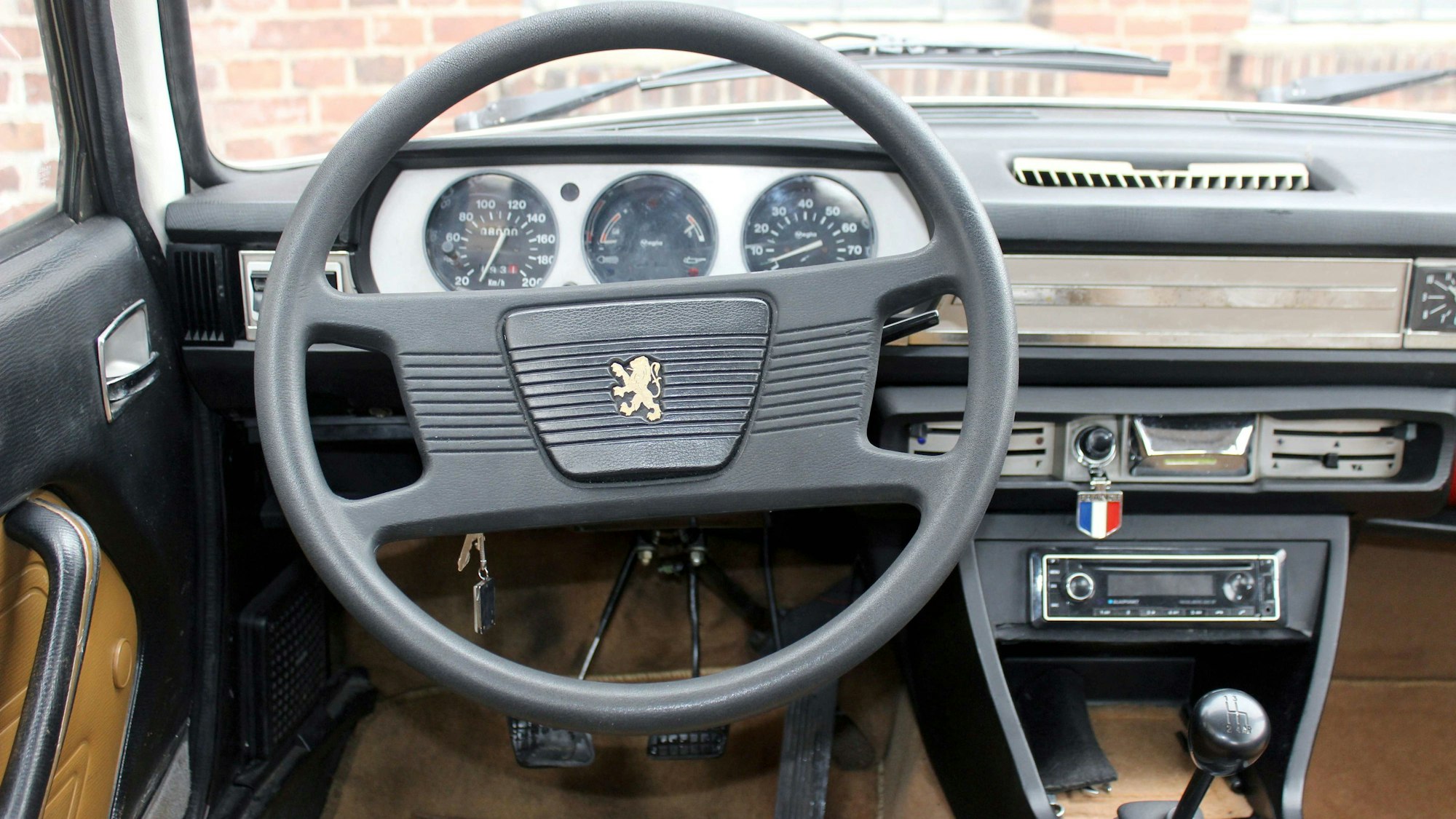Aufgeräumtes Cockpit und schlicht-elegantes Design: Der Peugeot 504 gehörte zu den eher konservativen Franzosen.