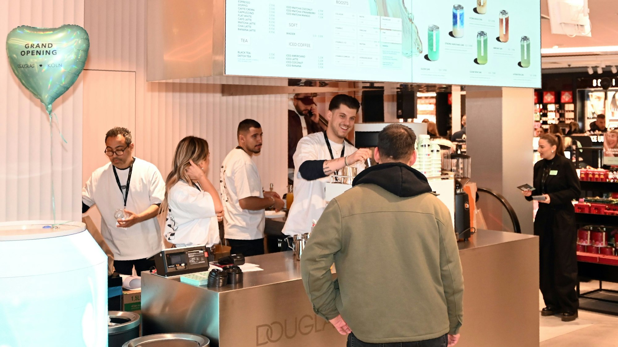 Ein Mitarbeiter bereitet einen Kaffee zu.