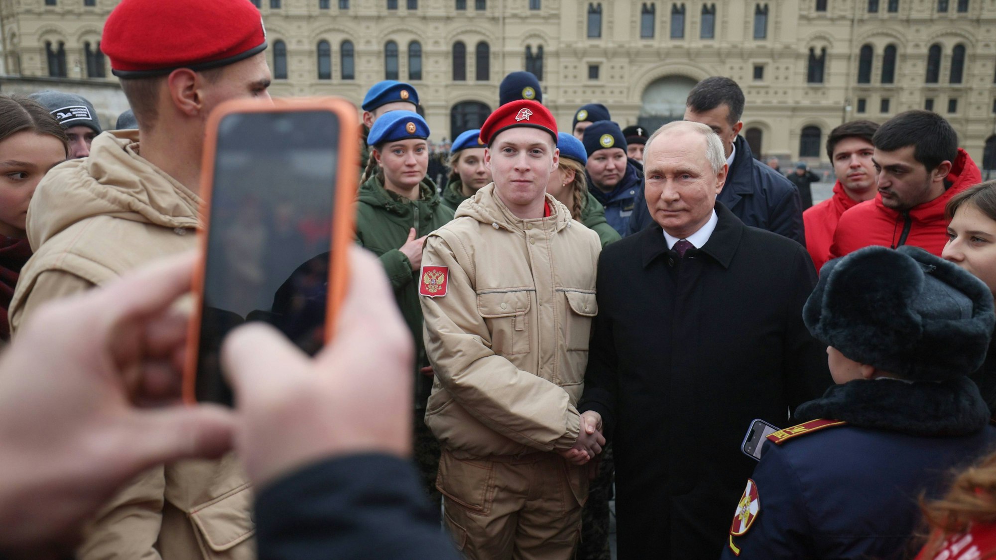 Wladimir Putin posiert für ein Foto mit Vertretern nationaler öffentlicher Vereinigungen, Jugend- und Freiwilligenorganisationen sowie Kindern von getöteten Soldaten. (Archivbild)