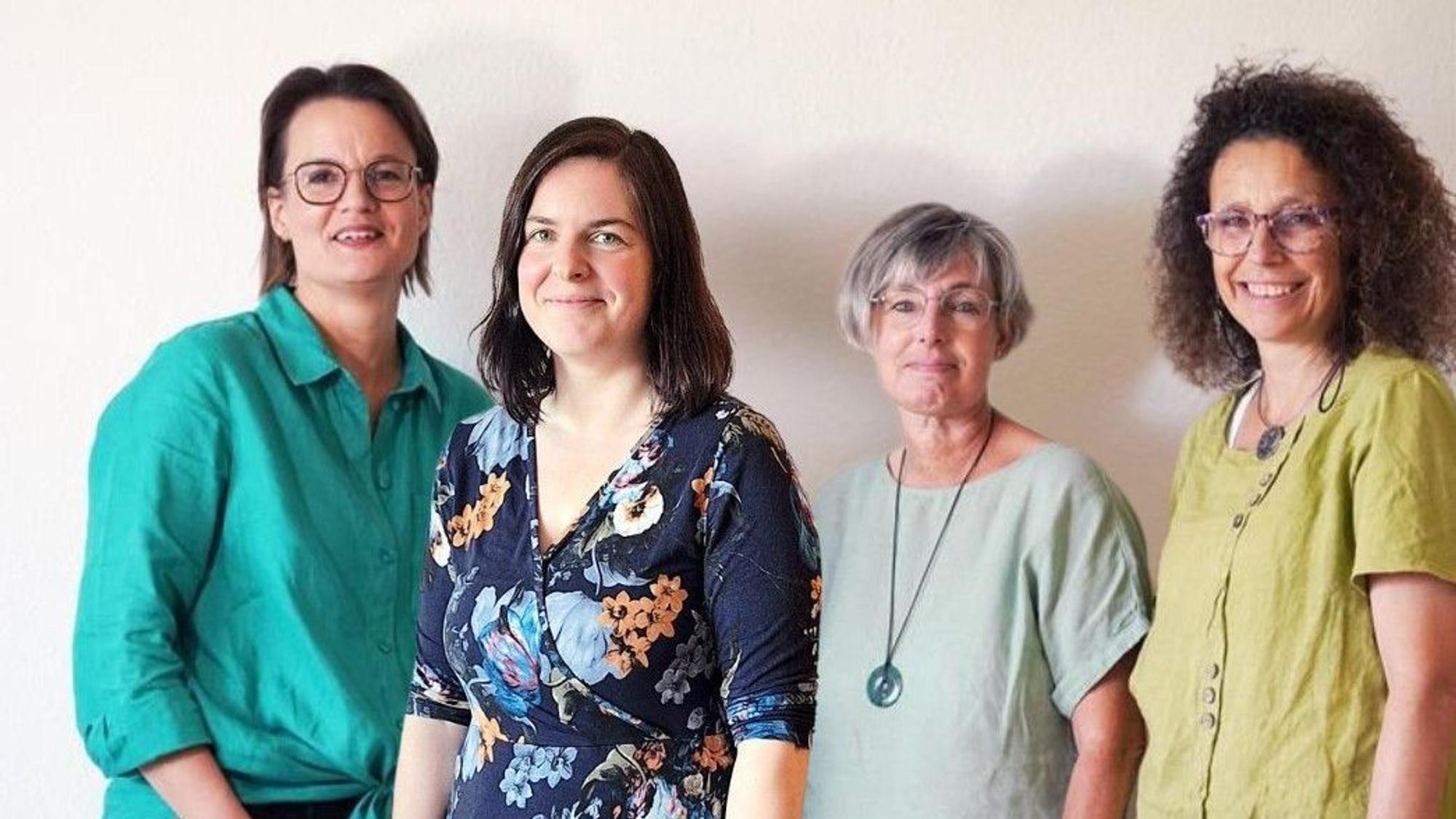 Auf dem Bild ist ein Kolleginnenteam aus vier Frauen zu sehen.