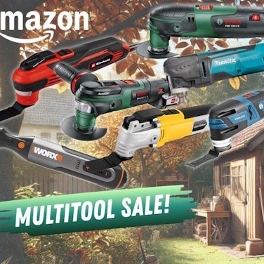 Multitools bzw. Multifunktionswerkzeuge verschiedener Marken wie Bosch Home and Garden, Bosch Professional, Makita, Einhell, Worx vor einem Garten im Herbst mit Gartenlaube.