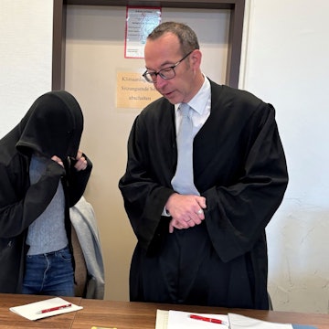 Die Angeklagte mit ihrem Verteidiger Andreas Groß beim Prozess im Kölner Landgericht