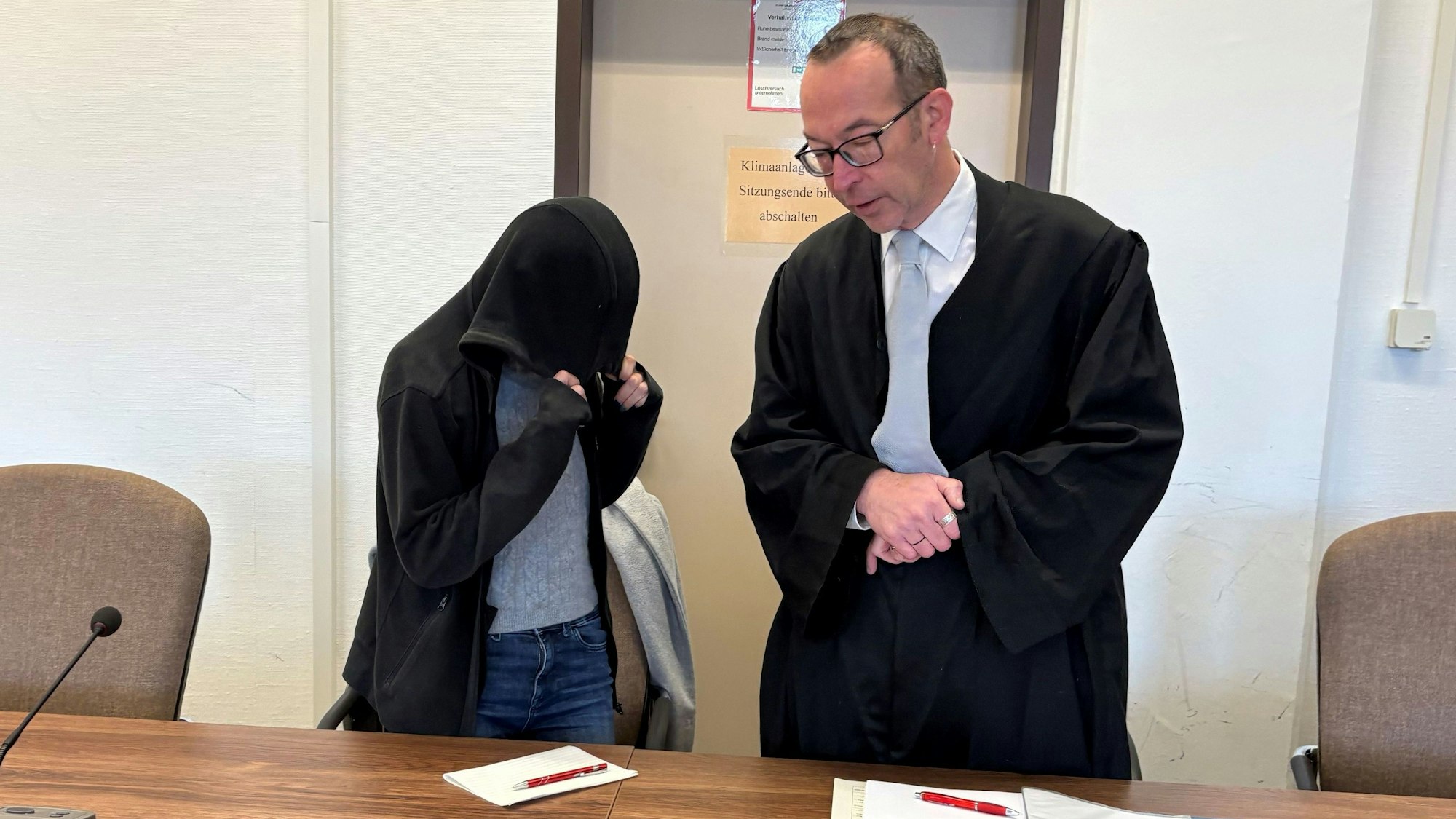 Die Angeklagte mit ihrem Verteidiger Andreas Groß beim Prozess im Kölner Landgericht