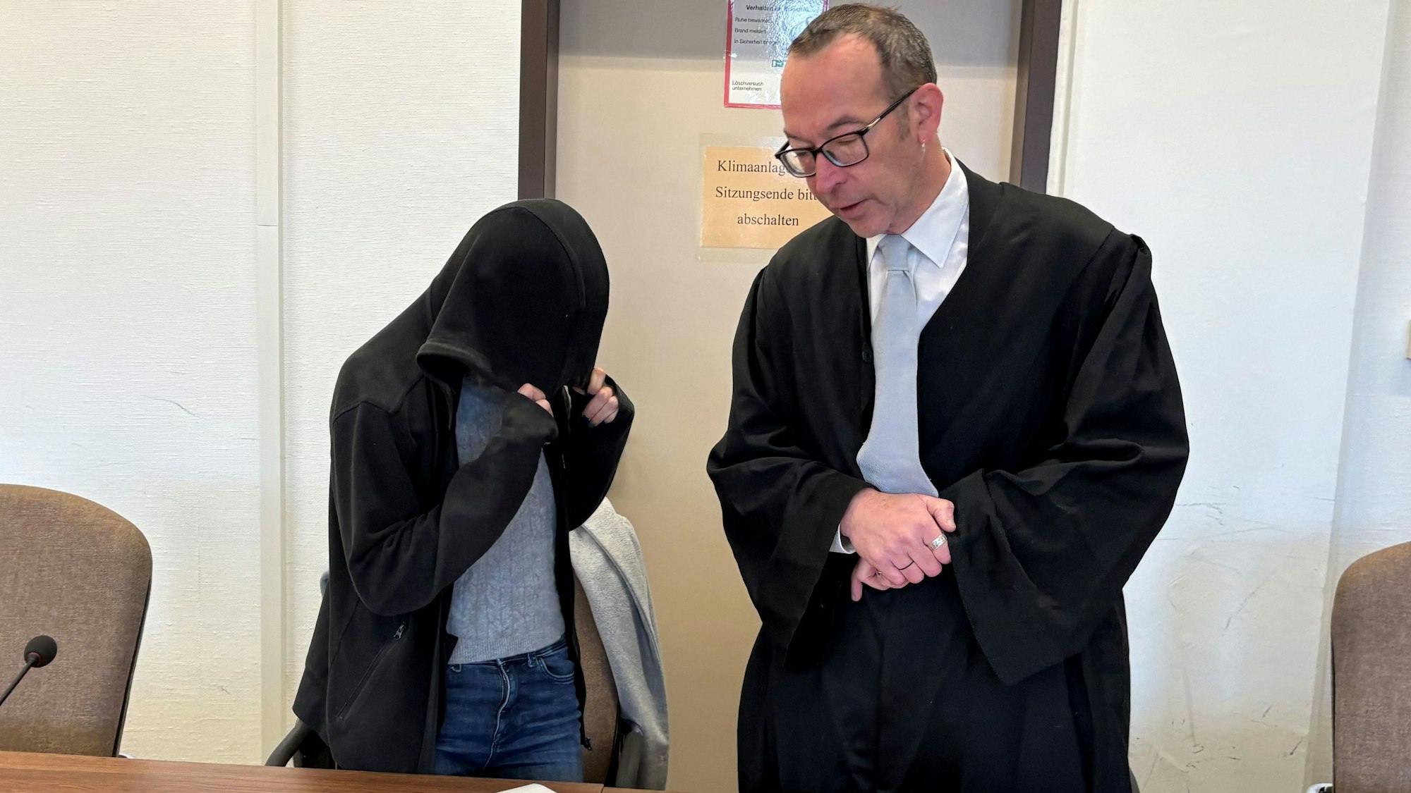 Die Angeklagte mit ihrem Verteidiger Andreas Groß beim Prozess im Kölner Landgericht