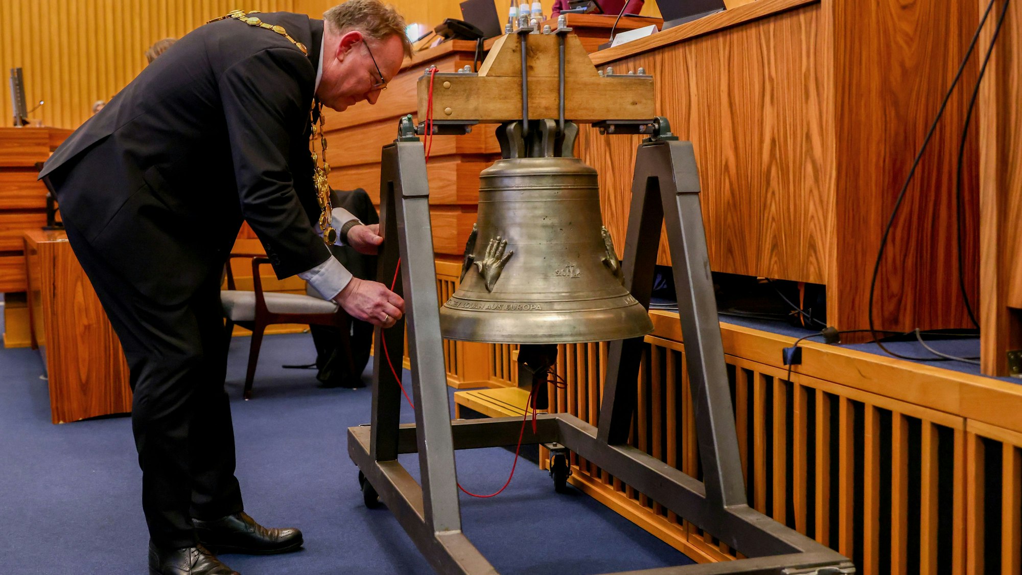 06.11.2025, Köln: Vereidigung des neuen Kölner Oberbürgermeisters Torsten Burmester (SPD) auf seiner ersten Ratssitzung durch Alterspräsident Ralph Sterck - Burmester läute eine Glocke. Foto: Thilo Schmülgen