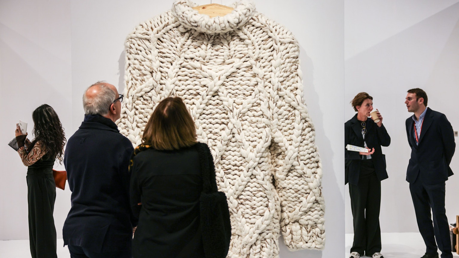 Besucher schauen sich ein Kunstwerk des Künstlerduos Daniel Dewar and Grégory Gicquel auf Kunstmesse Art Cologne an, die vom 06. bis 09.11.2025 in Köln stattfindet.