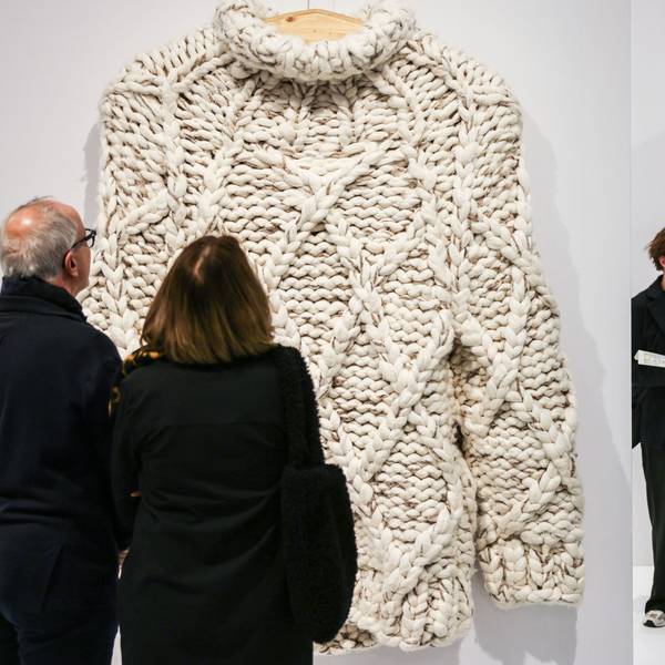 Besucher schauen sich ein Kunstwerk des Künstlerduos Daniel Dewar and Grégory Gicquel auf Kunstmesse Art Cologne an, die vom 06. bis 09.11.2025 in Köln stattfindet.