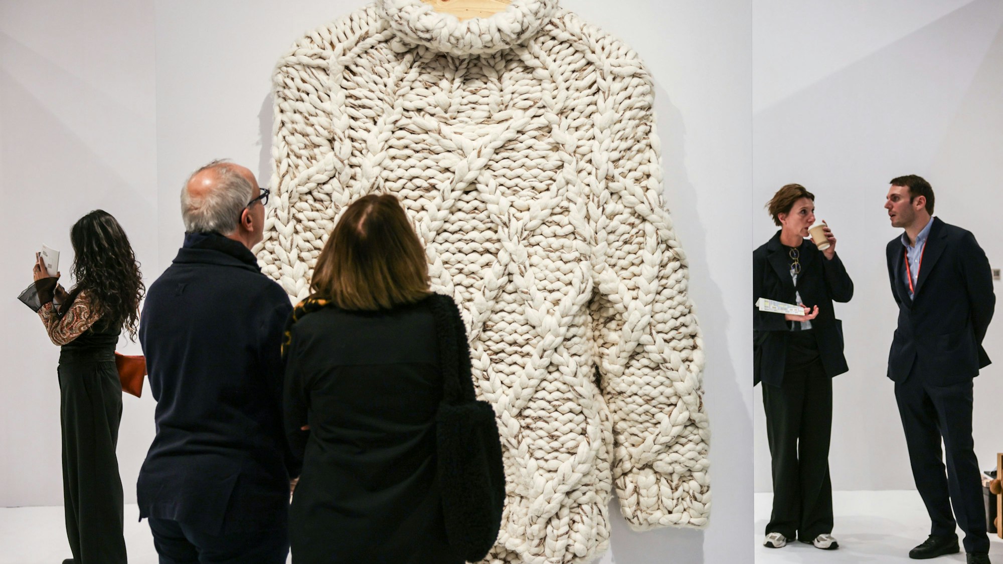 Besucher schauen sich ein Kunstwerk des Künstlerduos Daniel Dewar and Grégory Gicquel auf Kunstmesse Art Cologne an, die vom 06. bis 09.11.2025 in Köln stattfindet.