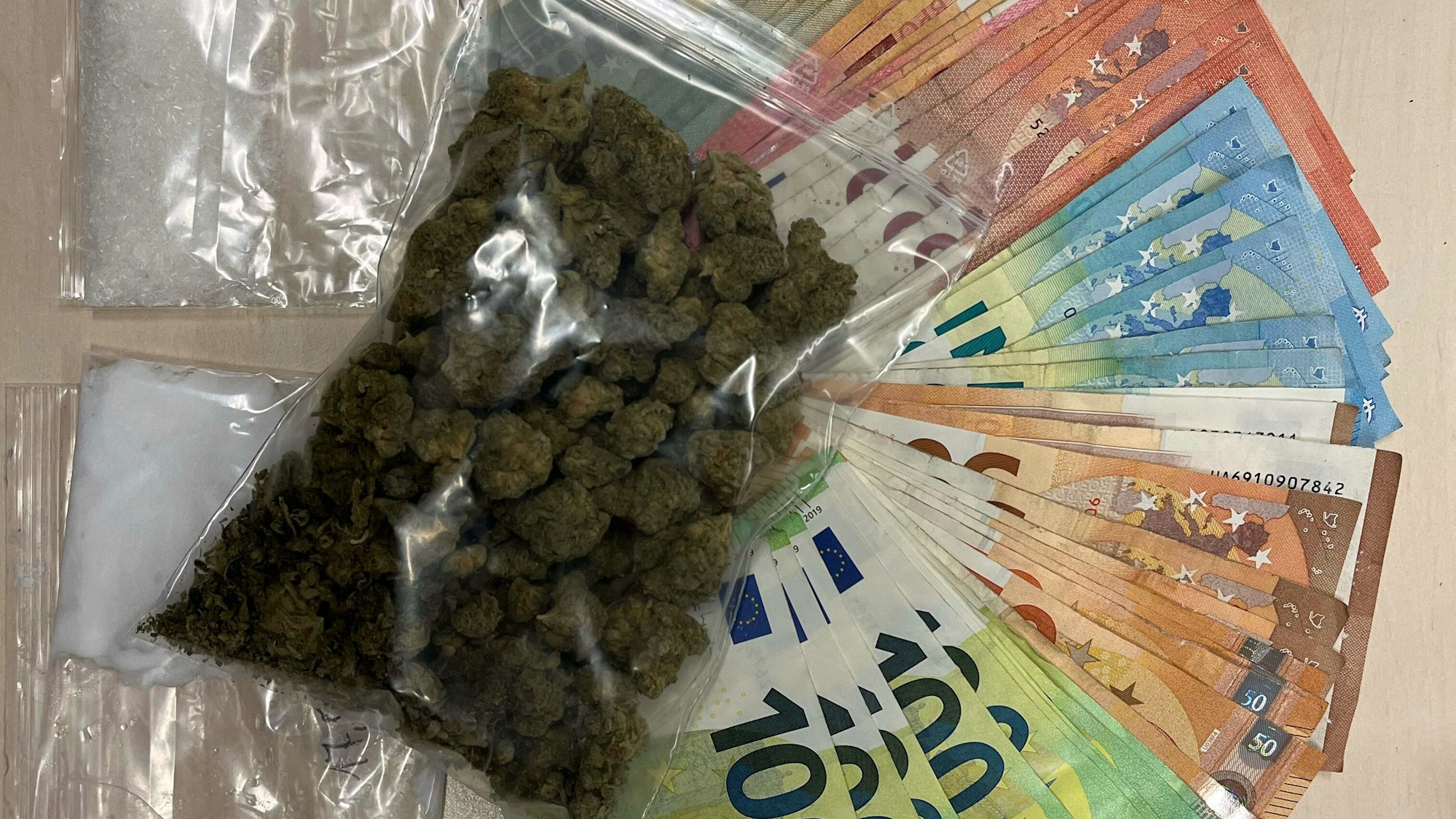 Die Polizei hat am Mittwochmittag einen 32-Jährigen festgenommen, gegen den sie bereits seit Mitte des Jahres wegen „Drogendelikten im größeren Stil“ ermittelt hat.