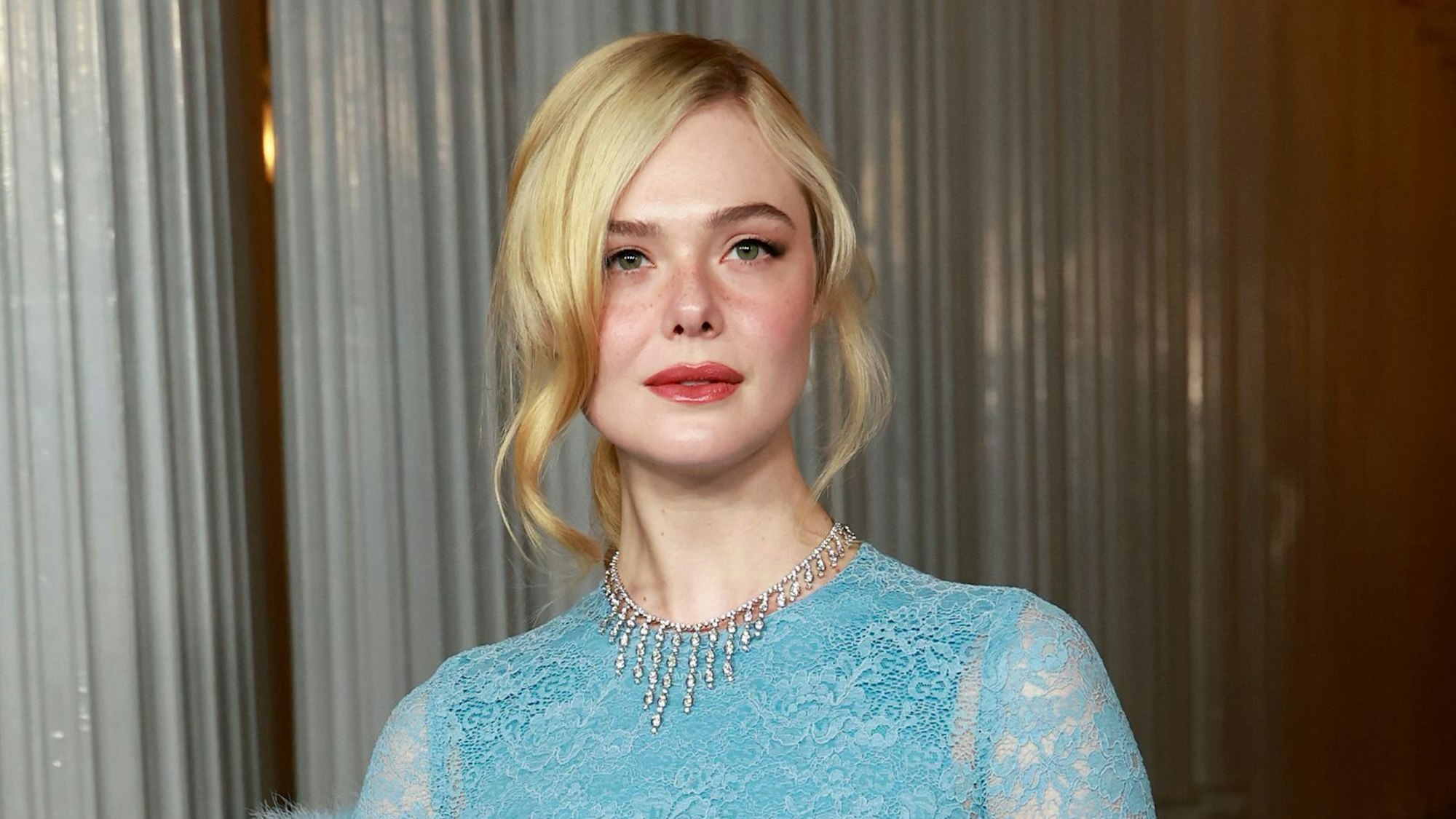 Elle Fanning begann schon als Kind ihre Karriere. Zunächst spielte sie häufig die jüngere Version ihrer Schwester Dakota, doch schon bald folgten eigene Filmrollen. (Bild: 2025 Getty Images/Frazer Harrison)
