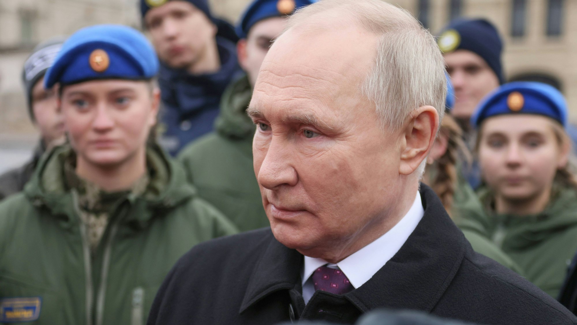 Kremlchef Wladimir Putin trifft sich bei der Kranzniederlegung am 4. November 2023 mit Kindern und Jugendlichen auf dem Roten Platz. In diesem Jahr sorgte ein Mädchen dabei für eine seltene Szene. (Archivbild)