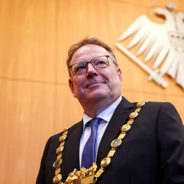 06.11.2025, Köln: Vereidigung des neuen Kölner Oberbürgermeisters Torsten Burmester (SPD) auf seiner ersten Ratssitzung durch Alterspräsident Ralph Sterck. Foto: Thilo Schmülgen
