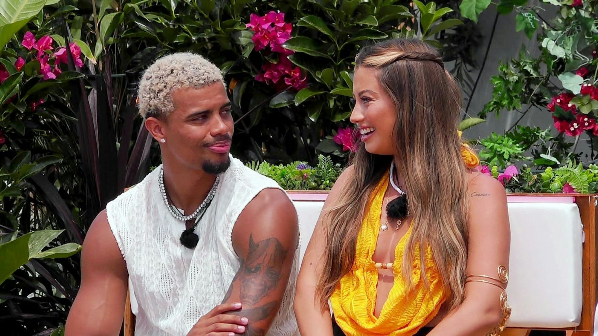 Dion und Gaby sind ein Couple - obwohl sie ihn „irgendwie kalt lässt“. (Bild: RTLZWEI)