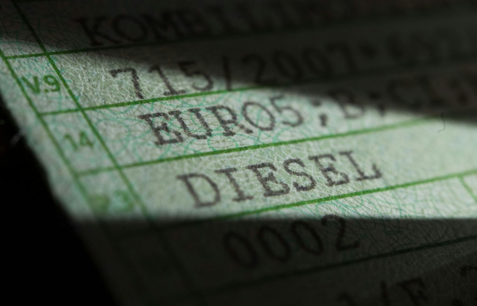 Der Papier-Fahrzeugschein könnte bald Geschichte sein.