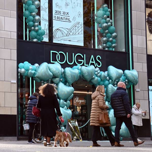 Die Ladenfront von Douglas mit Herzballons.