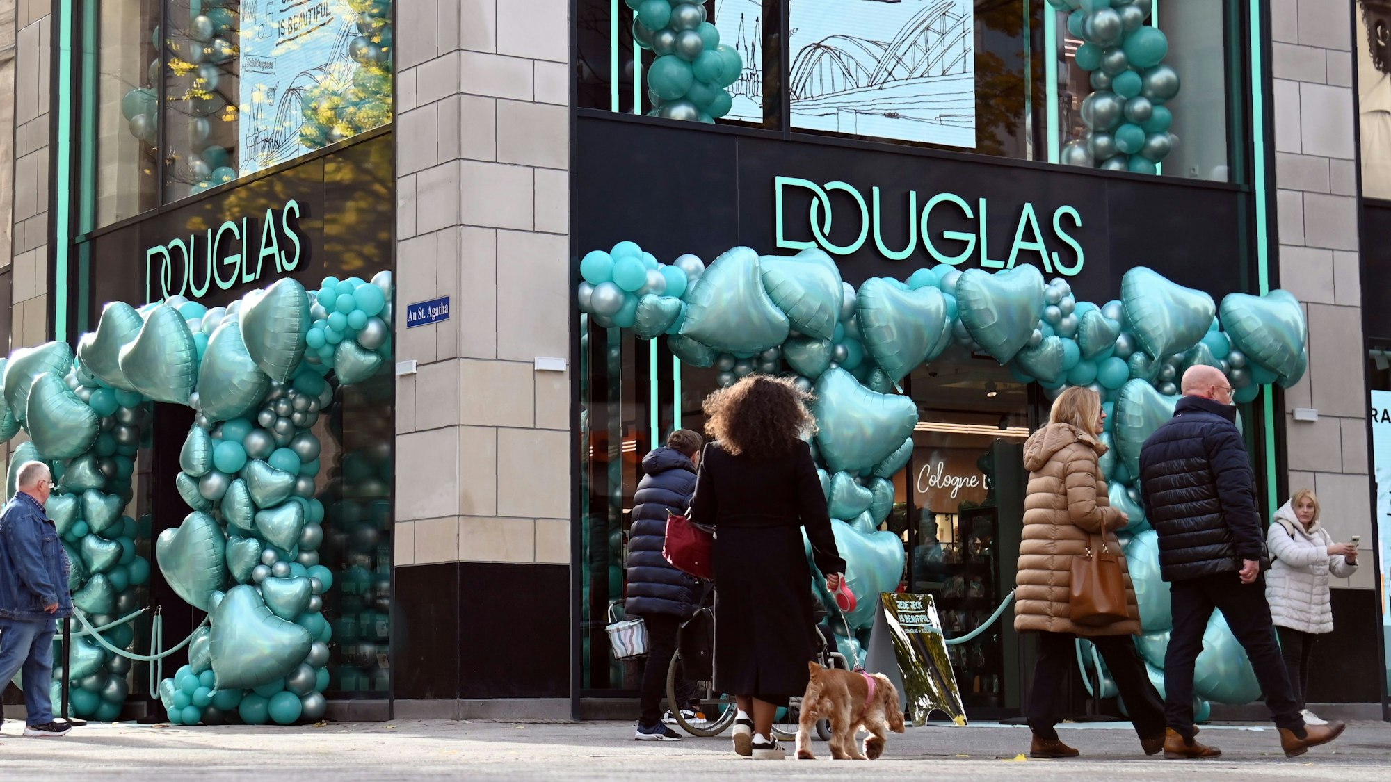 Die Ladenfront von Douglas mit Herzballons.