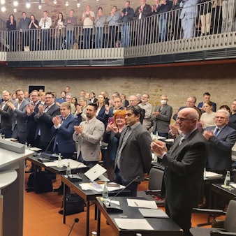 Applaus für Marcel Kreutz nach der Amtseinführung