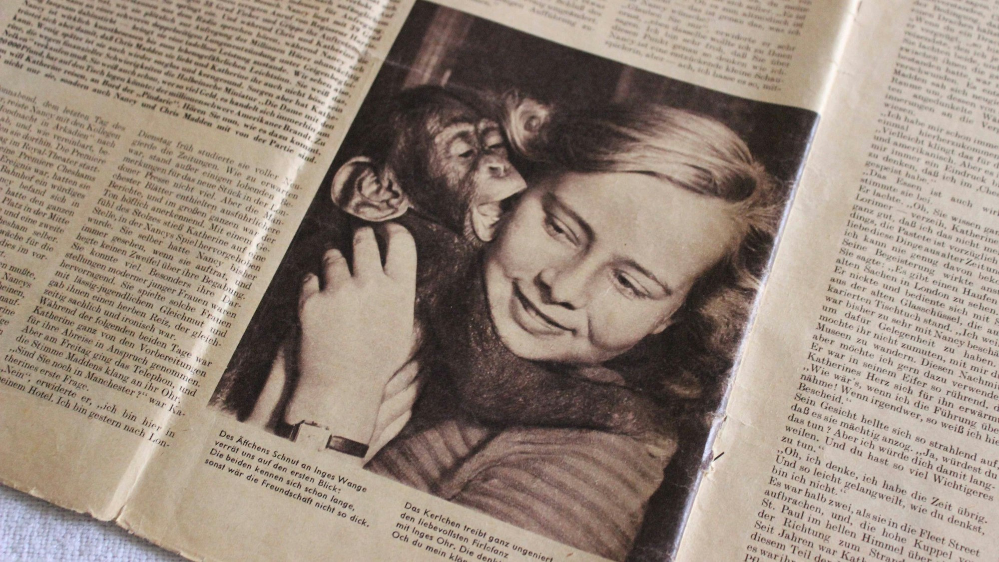 Riele Freytag zusammen mit dem Affen Petermann in einer Zeitschrift aus den 1950-er Jahren.