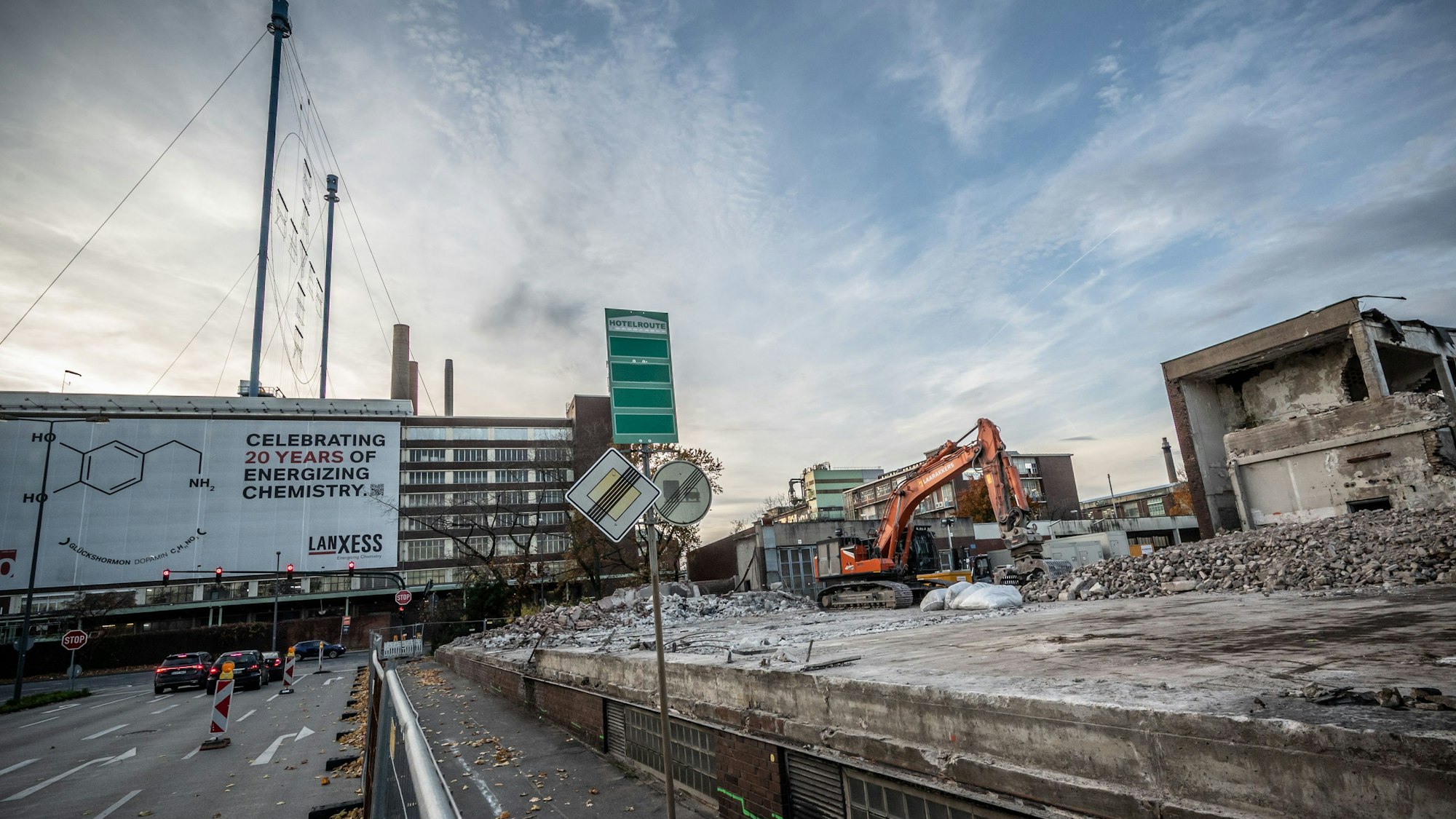 Ehemaliger Bayer-Autohof an der CD-Straße wird abgebrochen. links im Bild der Willy-Brandt-Ring Bild: Ralf Krieger