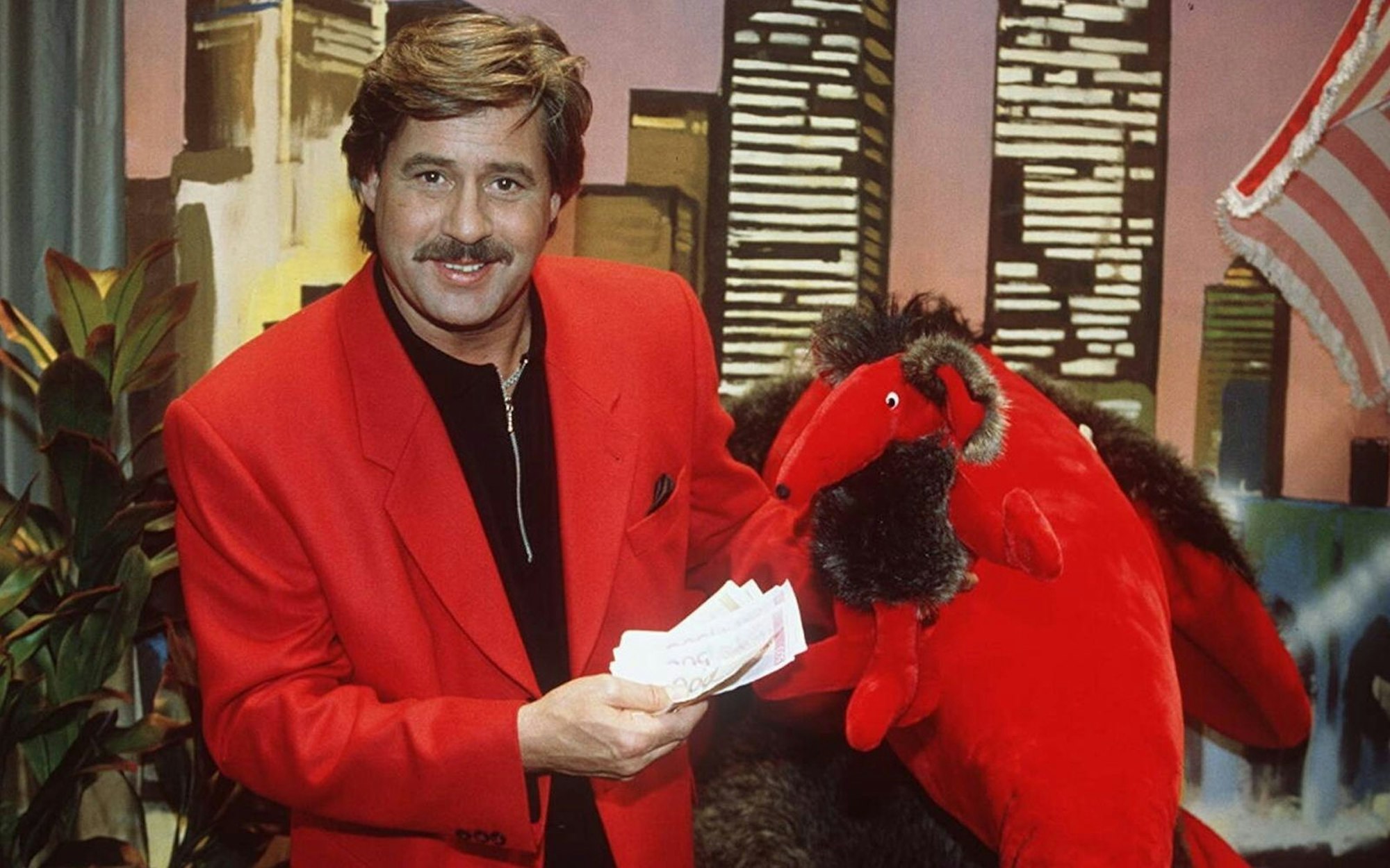 Die drei Hauptdarsteller der Kult-Sendung „Geh aufs Ganze!“: Moderator Jörg Draeger, der Zonk und Bargeld. (Bild: IMAGO / teutopress)