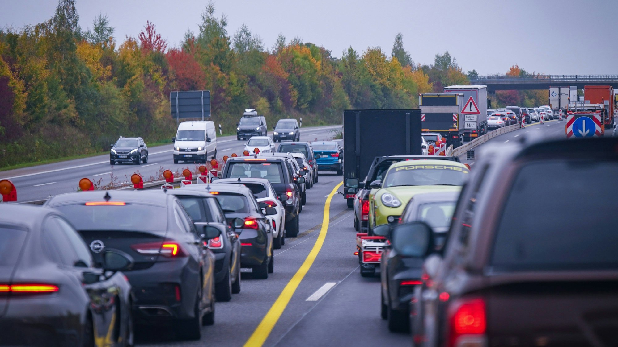 Aktuell staut sich der Verkehr im Bereich Kreuz Köln-Gremberg (Symbolfoto)