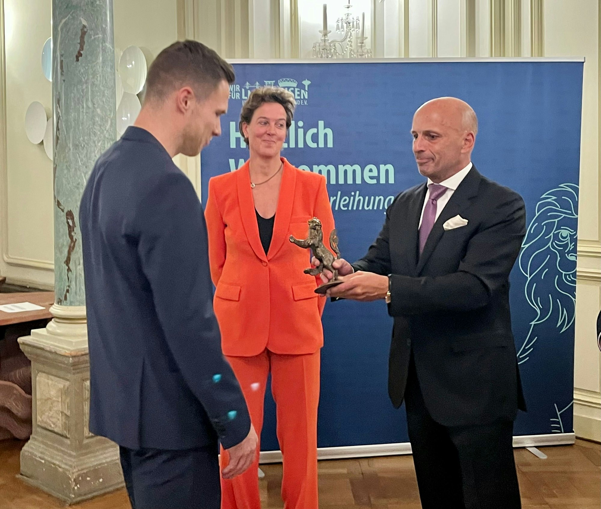 Feierliche Übergabe: Rehm erhält von Uwe Beenen die Bronze-Skulptur, geschaffen vom Leverkusener Künstler Kurt Arentz.