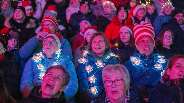 Singende Menschen bei „Loss mer Weihnachtsleeder singe“