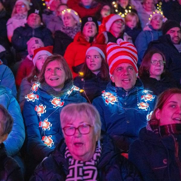 Singende Menschen bei „Loss mer Weihnachtsleeder singe“