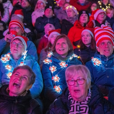 Singende Menschen bei „Loss mer Weihnachtsleeder singe“