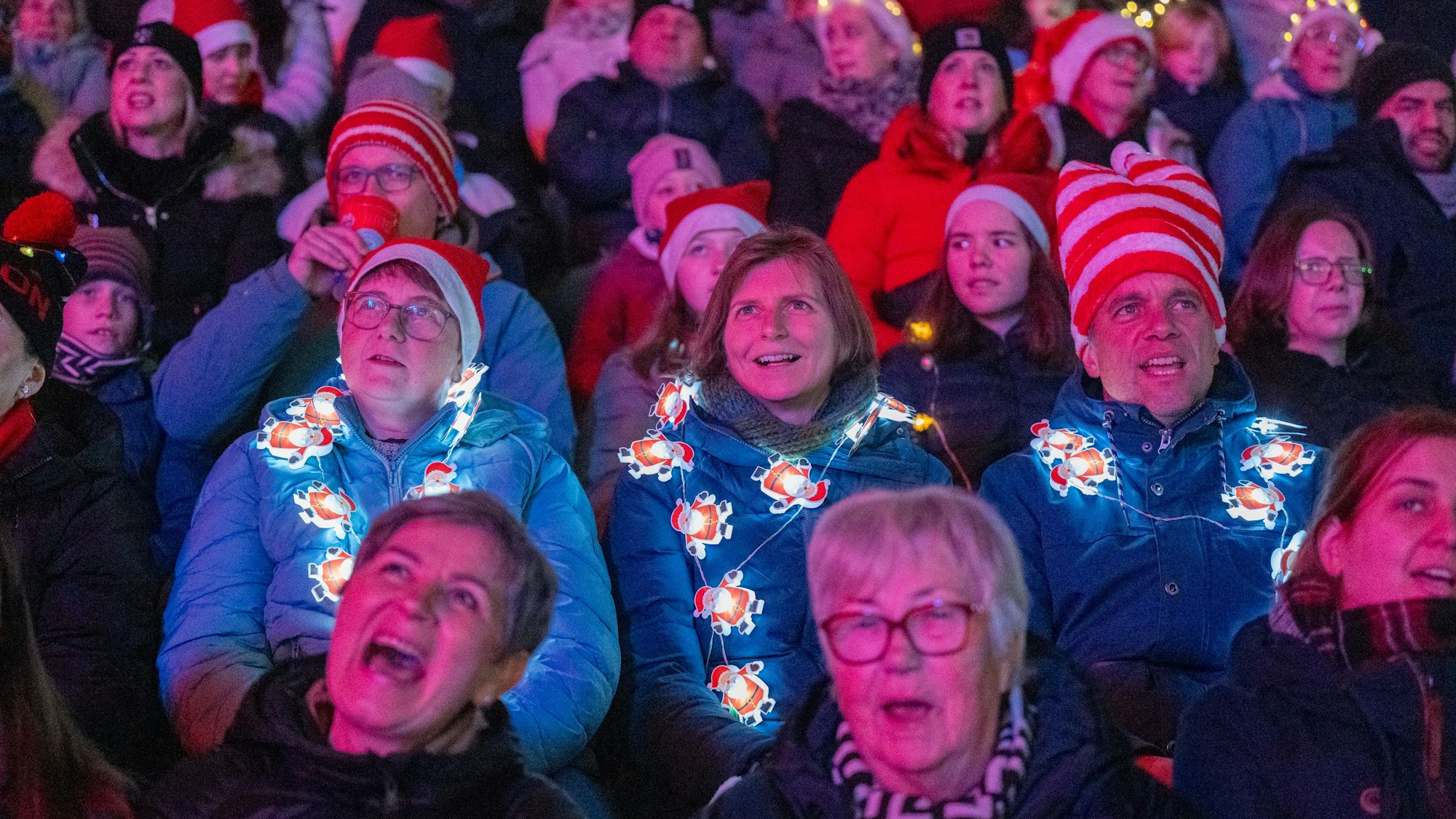 Singende Menschen bei „Loss mer Weihnachtsleeder singe“