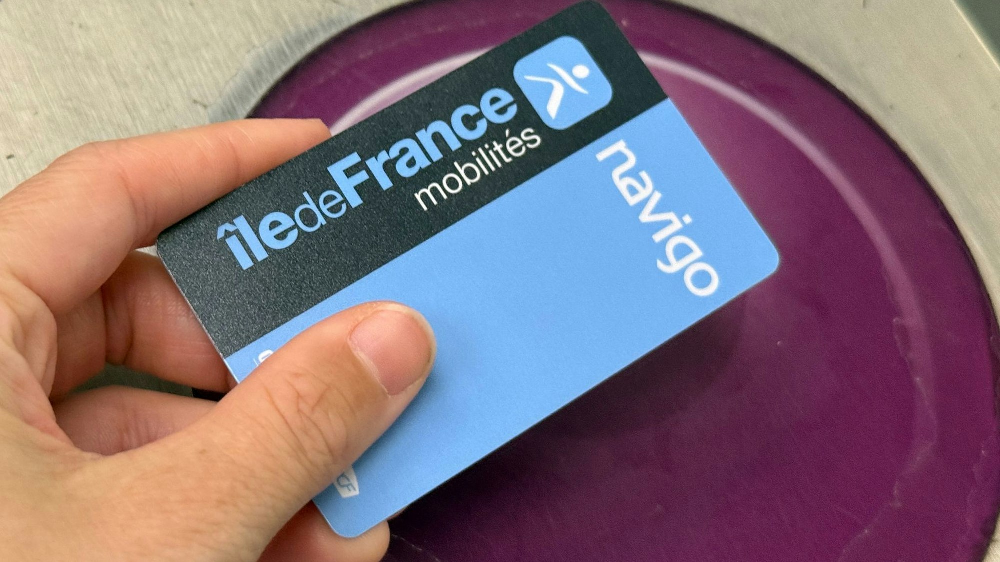 Auf die Navigo-Karten in Paris lassen sich verschiedene Fahrkartentypen herunterladen (Archivbild).