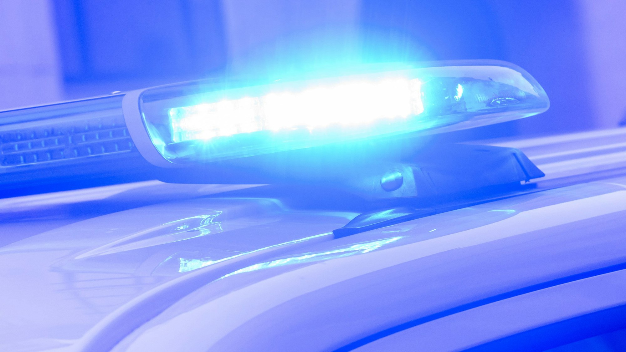 Ein Blaulicht leuchtet auf einem Einsatzfahrzeug der Polizei.
