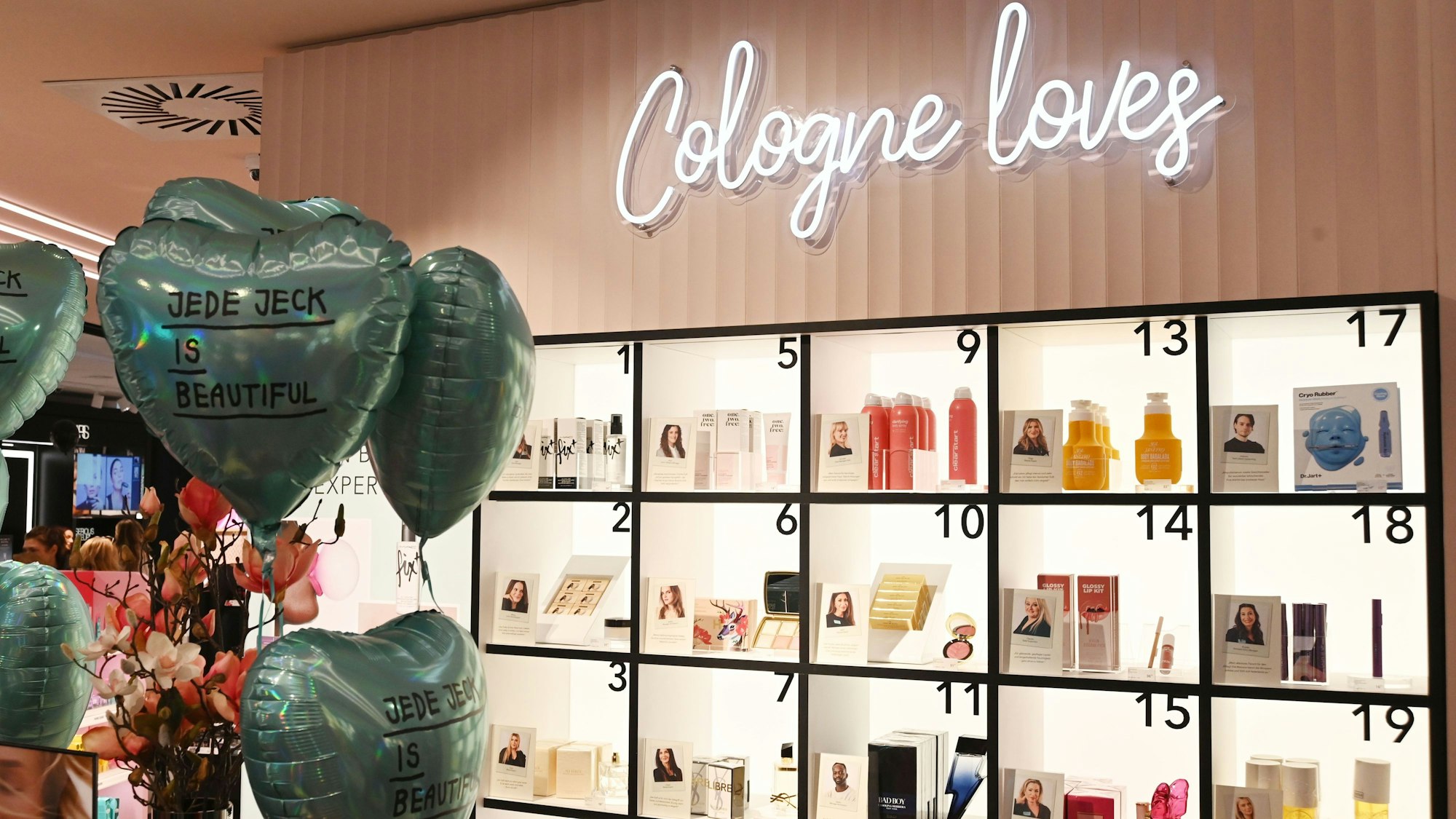 Ein Regal mit Produkten unter der Überschrift "Cologne loves".