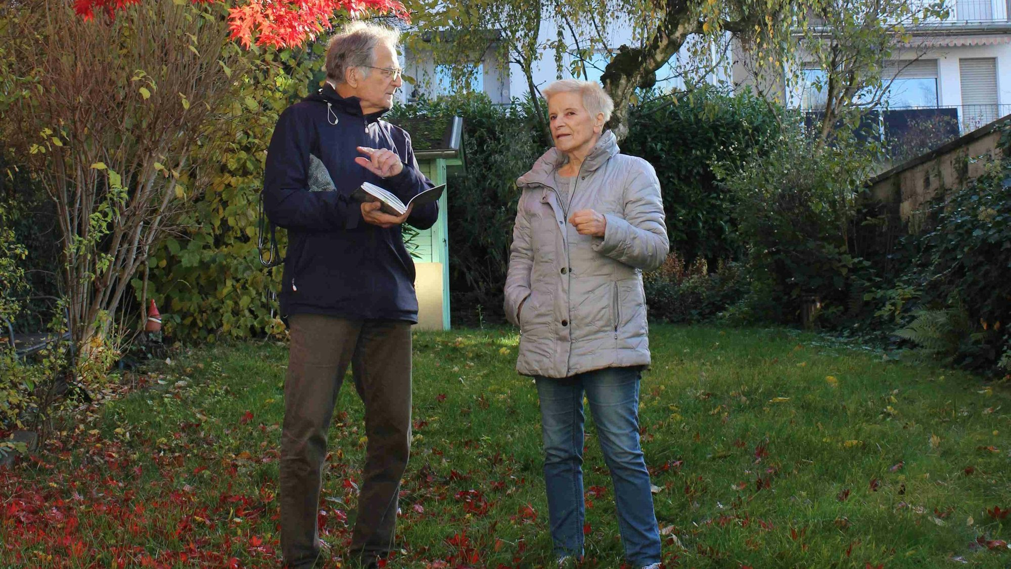 Helmut Goldau von der Mülheimer Geschichtswerkstatt mit Edith Grziwa in ihrem Garten, wo einst die Mülheimer Synagoge stand.