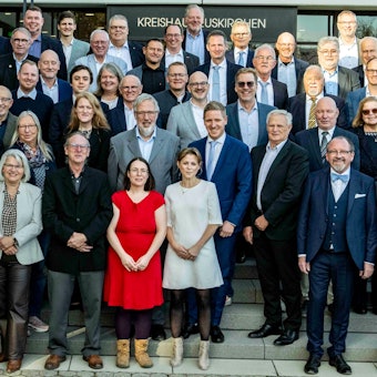 Die Mitglieder des neuen Kreistags und Landrat Markus Ramers stehen auf den Stufen vor dem Kreishaus in Euskirchen