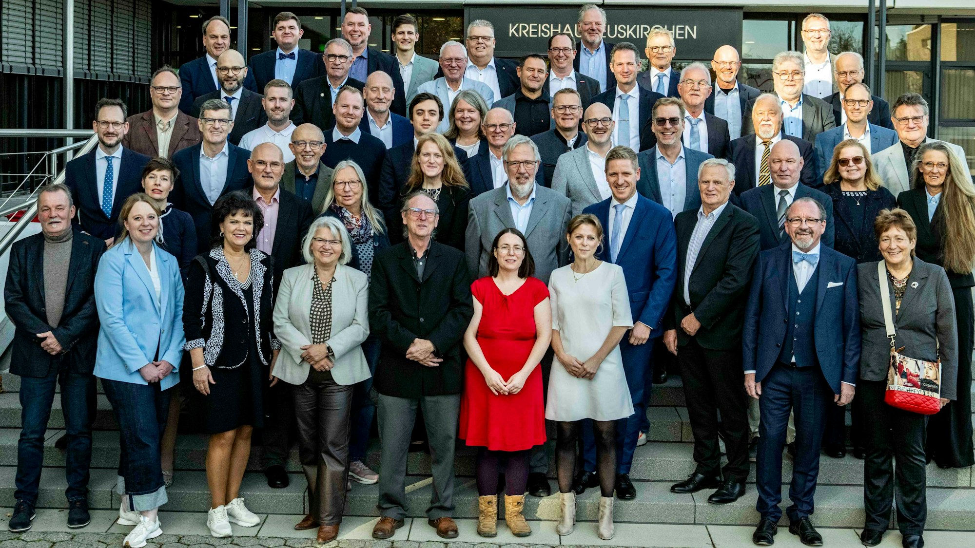Die Mitglieder des neuen Kreistags und Landrat Markus Ramers stehen auf den Stufen vor dem Kreishaus in Euskirchen