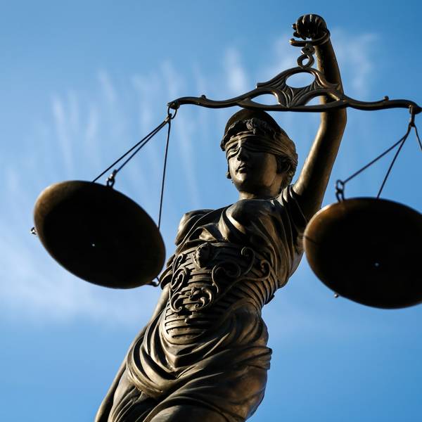 Das Symbolbild zeigt eine Statue der Justitia, die eine Waage in ihrer Hand hält.
